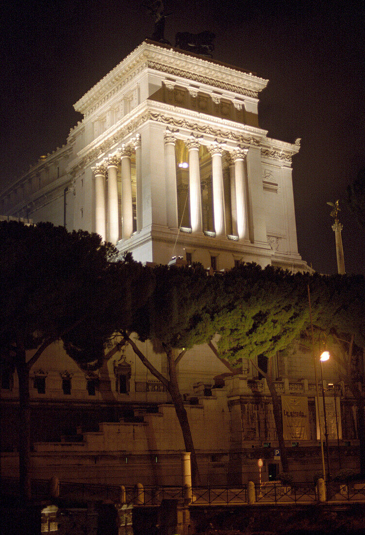 Beleuchteter Palast bei Nacht, Rom, Italien