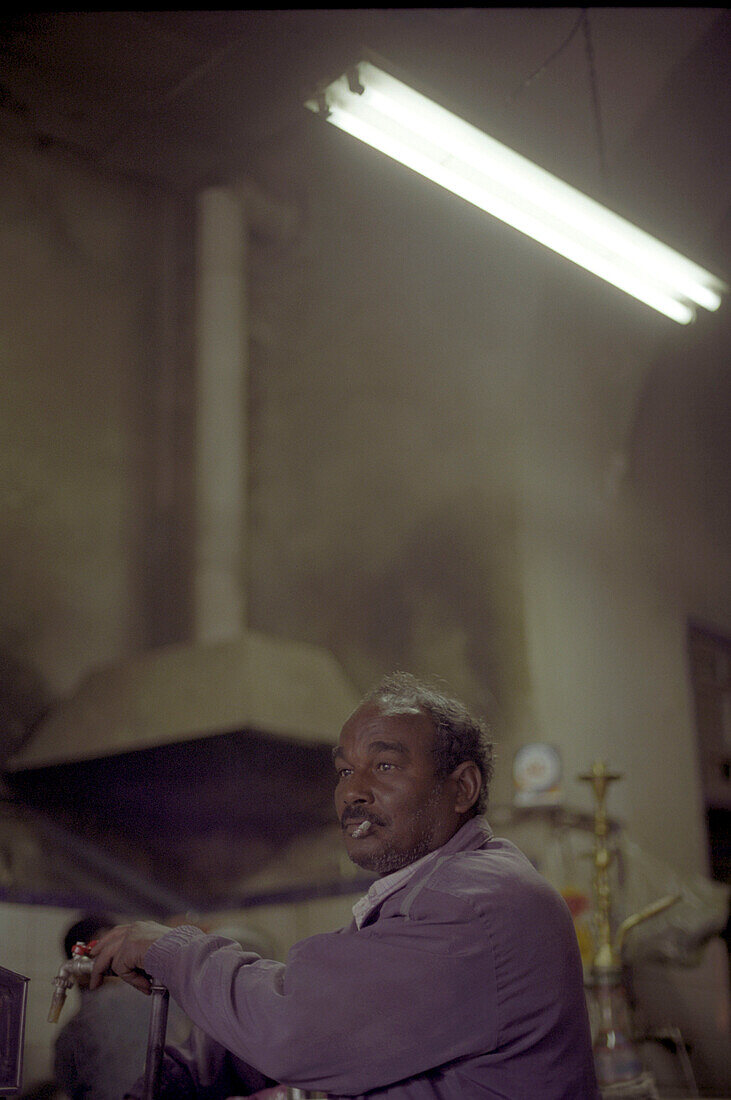 Ägyptischer Mann mit Zigarette, Assuan, Ägypten