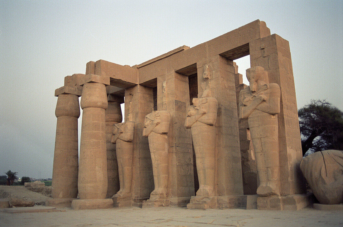 Verlassene Tempelruine, Luxor, Ägypten