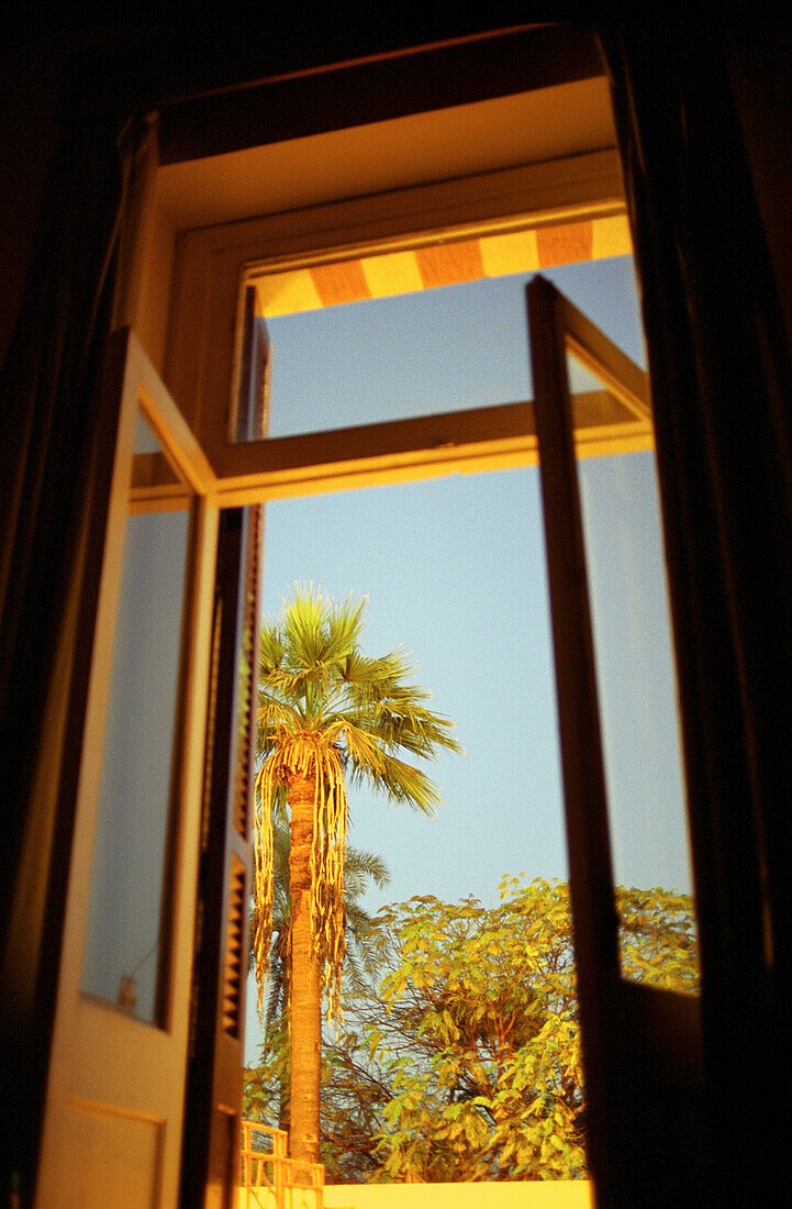 Offene Fenstertür mit Aussicht, Luxor, Ägypten