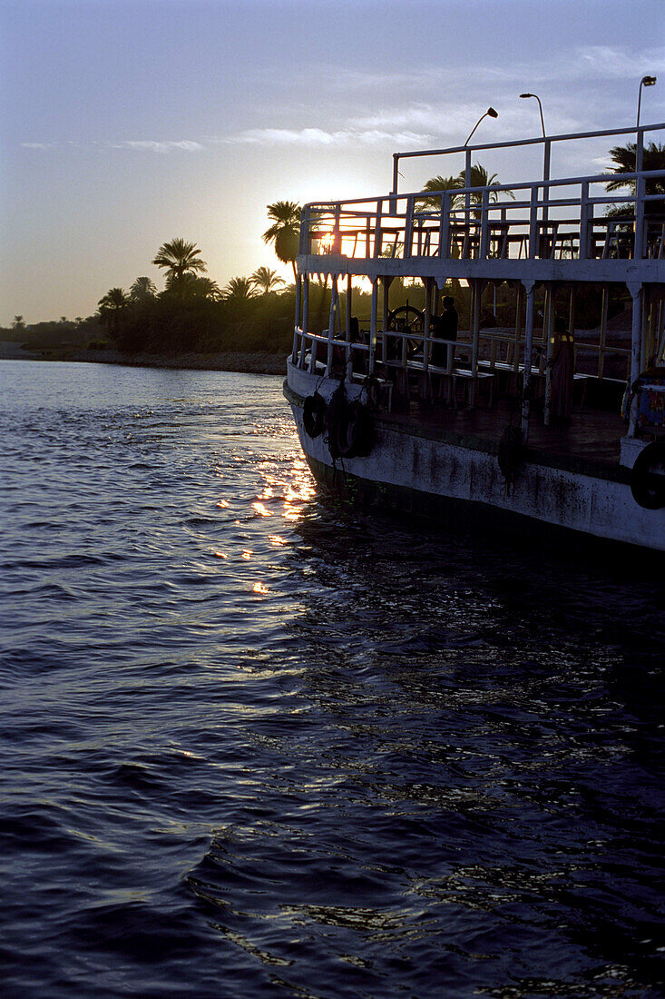 Eine Fähre auf dem Nil bei Sonnenuntergang, Luxor, Ägypten