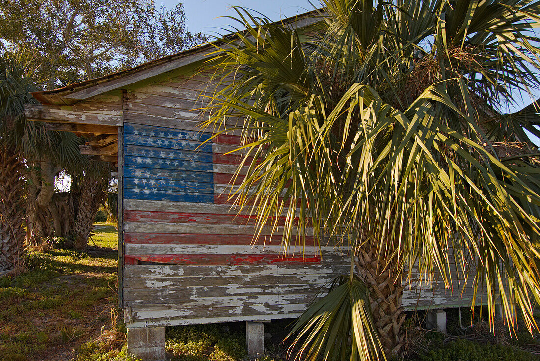 Amerikanische Flagge auf Holzhütte, Merritt Island, Florida, USA