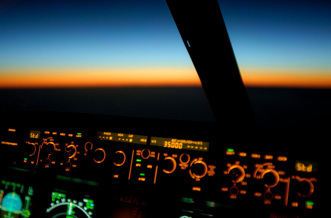 Airbus Cockpit, kurz vor Sonnenaufgang