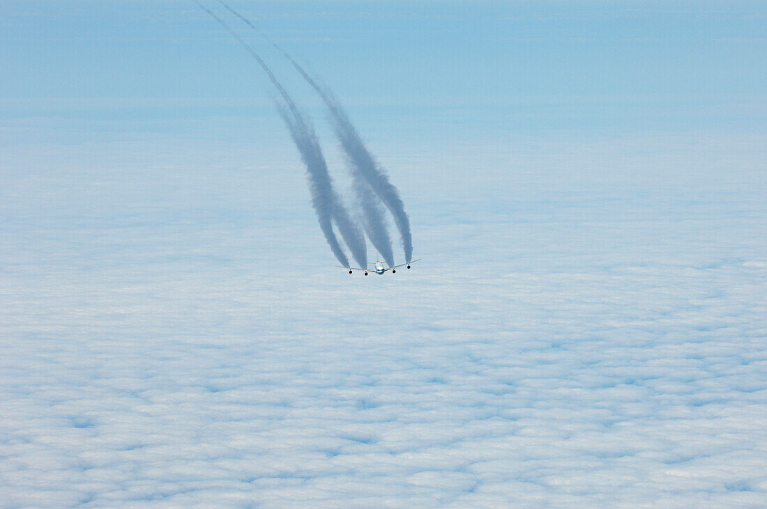 Aircraft with contrails, Airbus A340