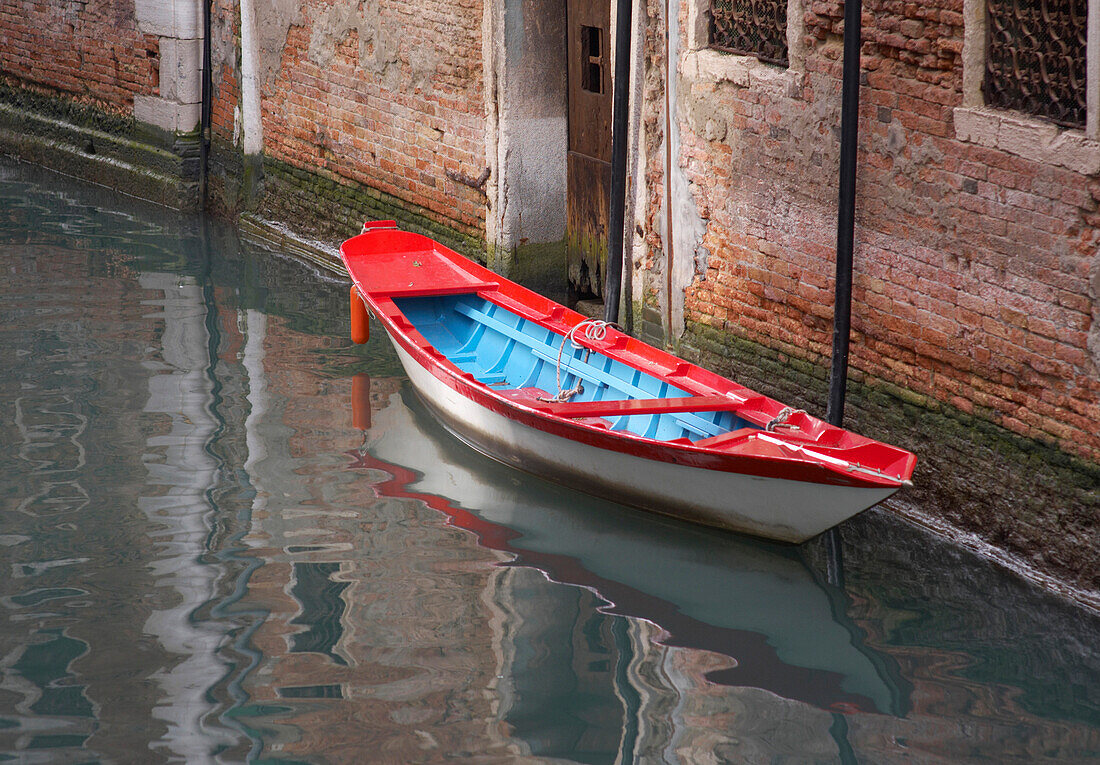 Buntes Boot auf einem Kanal, Venedig, Italien