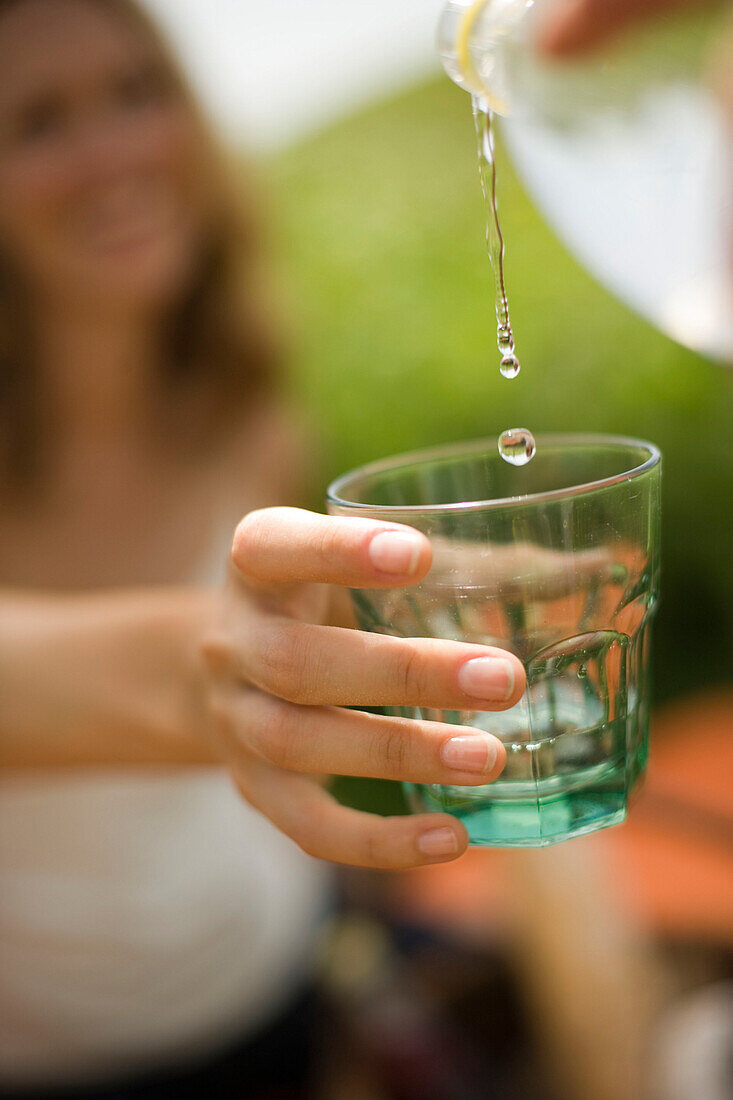 Junge Frau möchte Wasser trinken, Picknick