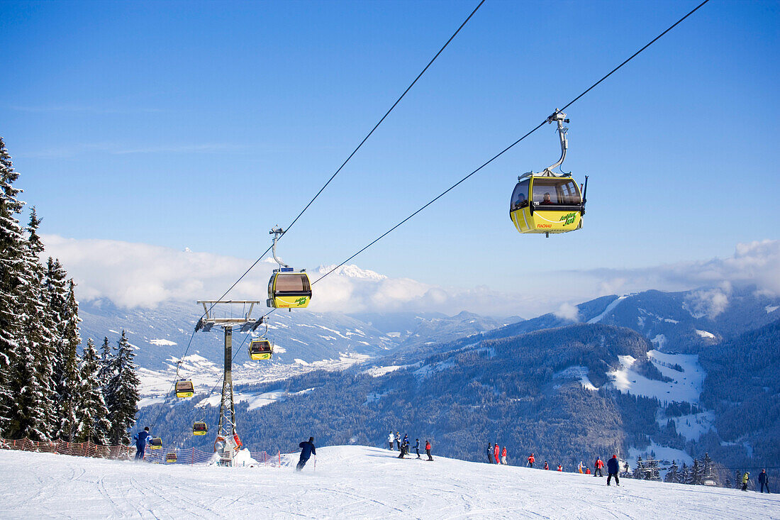 Achter Jet Kabinenlift, Gipfel der Dachsteinregion am Horizont, Flachau, Austria