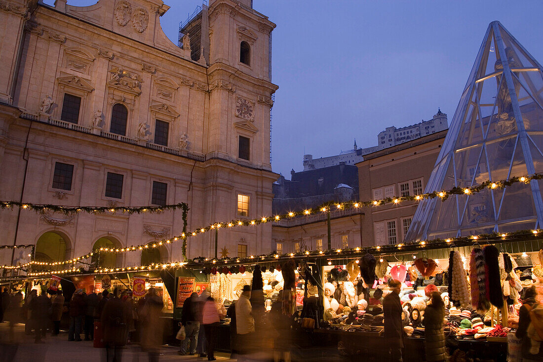 Weihnachtsmarkt auf dem Domplatz am Abend, Salzburg, Salzburger Land, Österreich