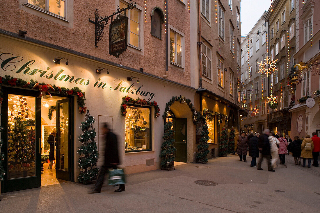 Shopping at christmas time, Waagplatz, Salzburg, Salzburg, Austria