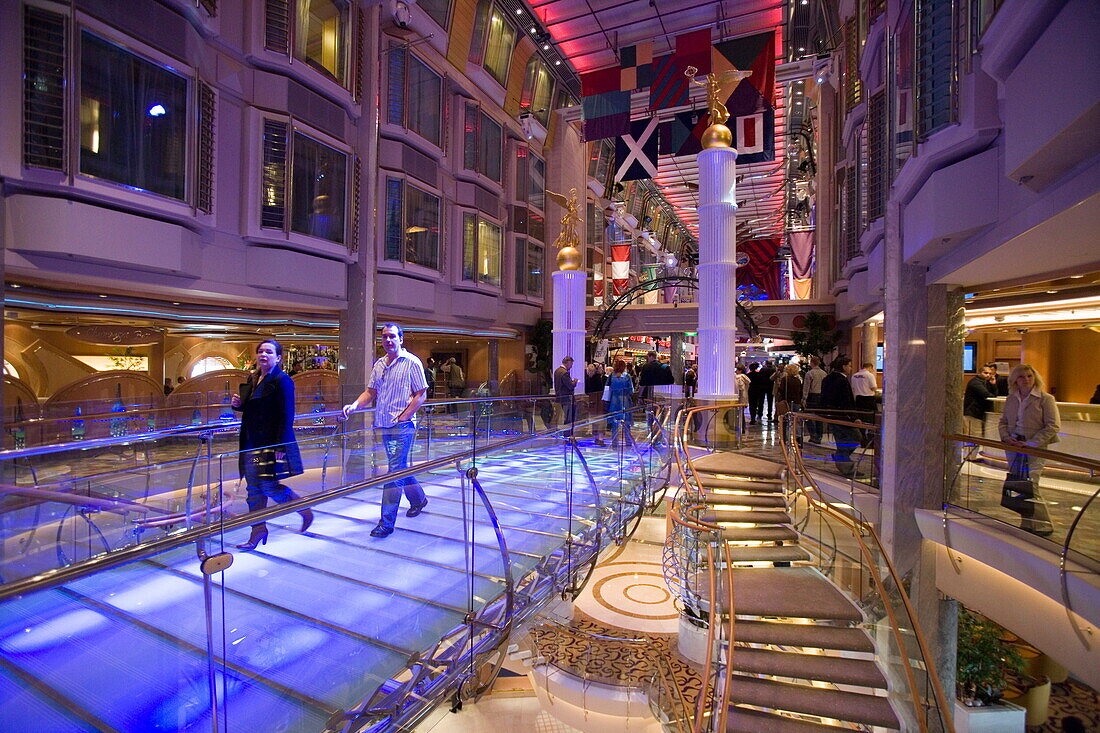 Royal Promenade auf Deck 5, Freedom of the Seas Kreuzfahrtschiff, Royal Caribbean International Cruise Line