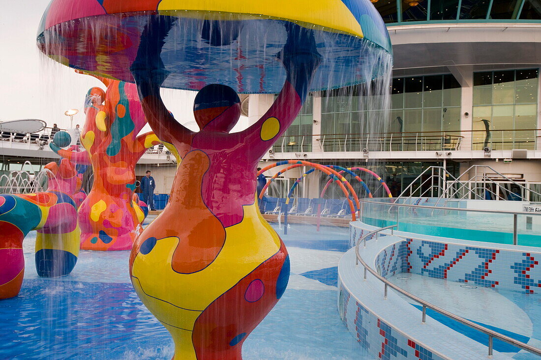 Schwimmbad und Brunnen-Skulpturen in der H2O Zone auf Deck 11, Freedom of the Seas Kreuzfahrtschiff, Royal Caribbean International Cruise Line