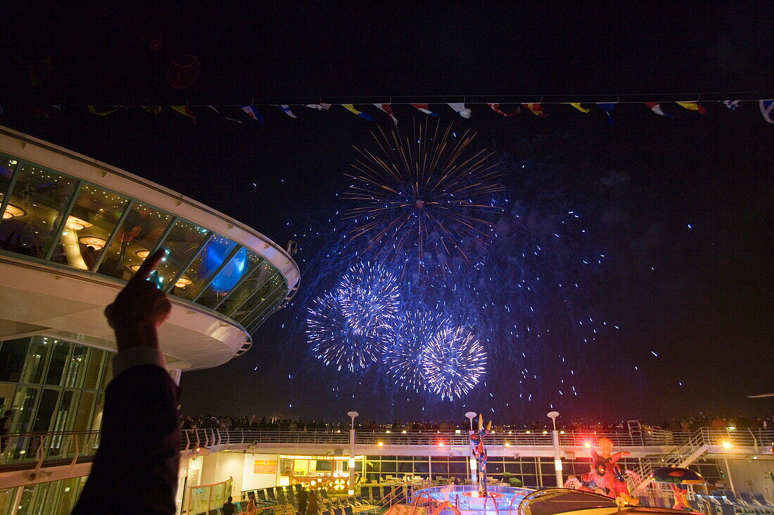 Feuerwerk über Hamburger Hafen beim Auslaufen, Freedom of the Seas Kreuzfahrtschiff, Royal Caribbean International Cruise Line