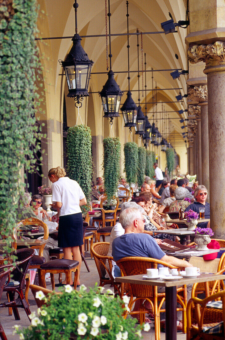 Strassencafe in den Tuchhallen, Krakau, Polen