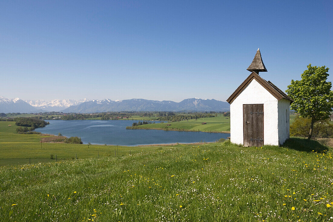 Kleine Kapelle am Riegsee, Riegsee und Alpen im Hintergrund, Oberbayern, Deutschland