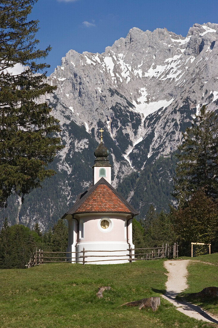 The chapel of Maria Queen in front of Karwendel mountains, Werdenfelser Land, Upper Bavaria, Bavaria, Germany