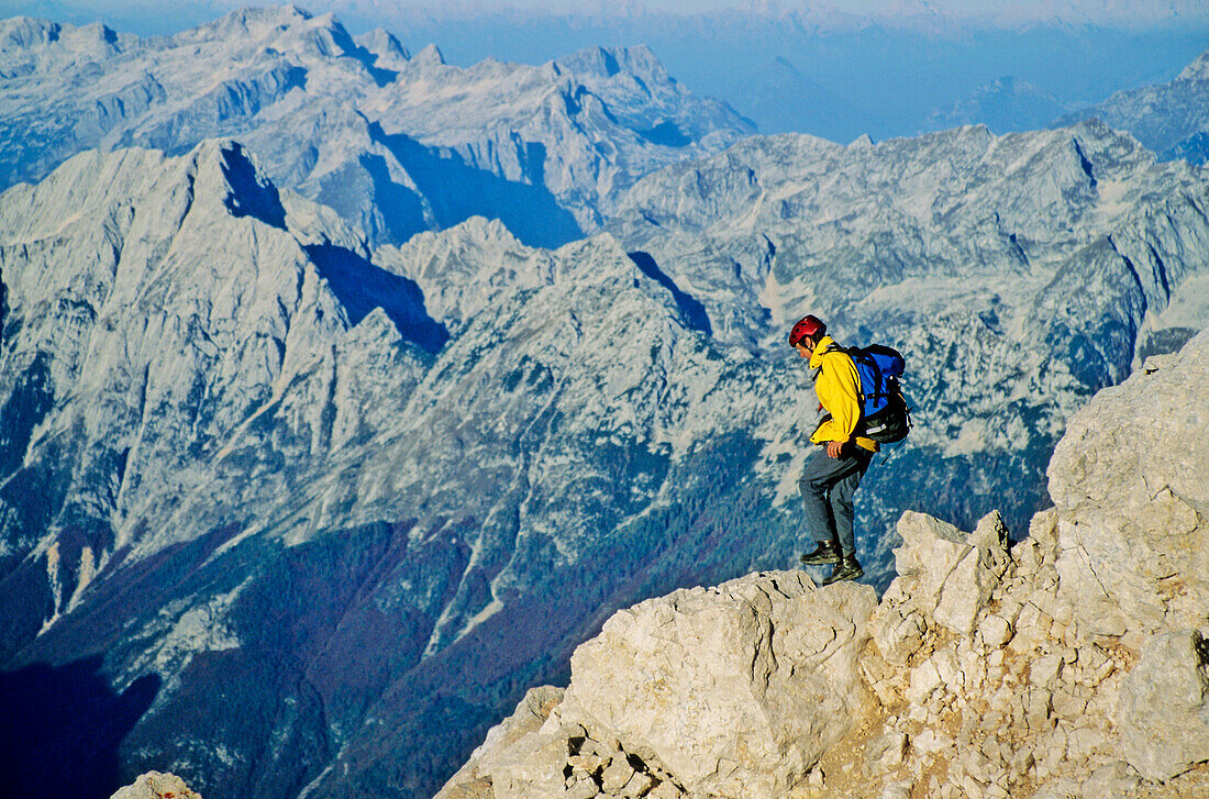 Frau im Abstieg über den ausgesetzten Felsgrat am Triglav, Triglav Nationalpark, Julische Alpen, Slowenien, Alpen