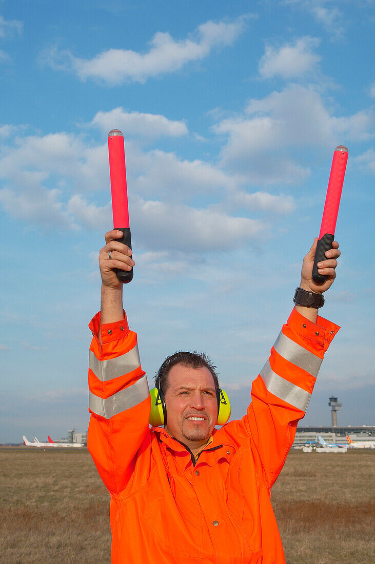 Fluglotse gibt Rollanweisung, Flughafen Düsseldorf,Nordrhein-Westfalen