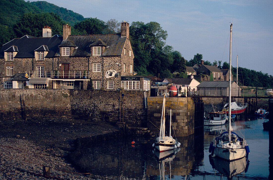 Boote im Hafen von Porlock Weir, ein Fischerdorf in Somerset, England