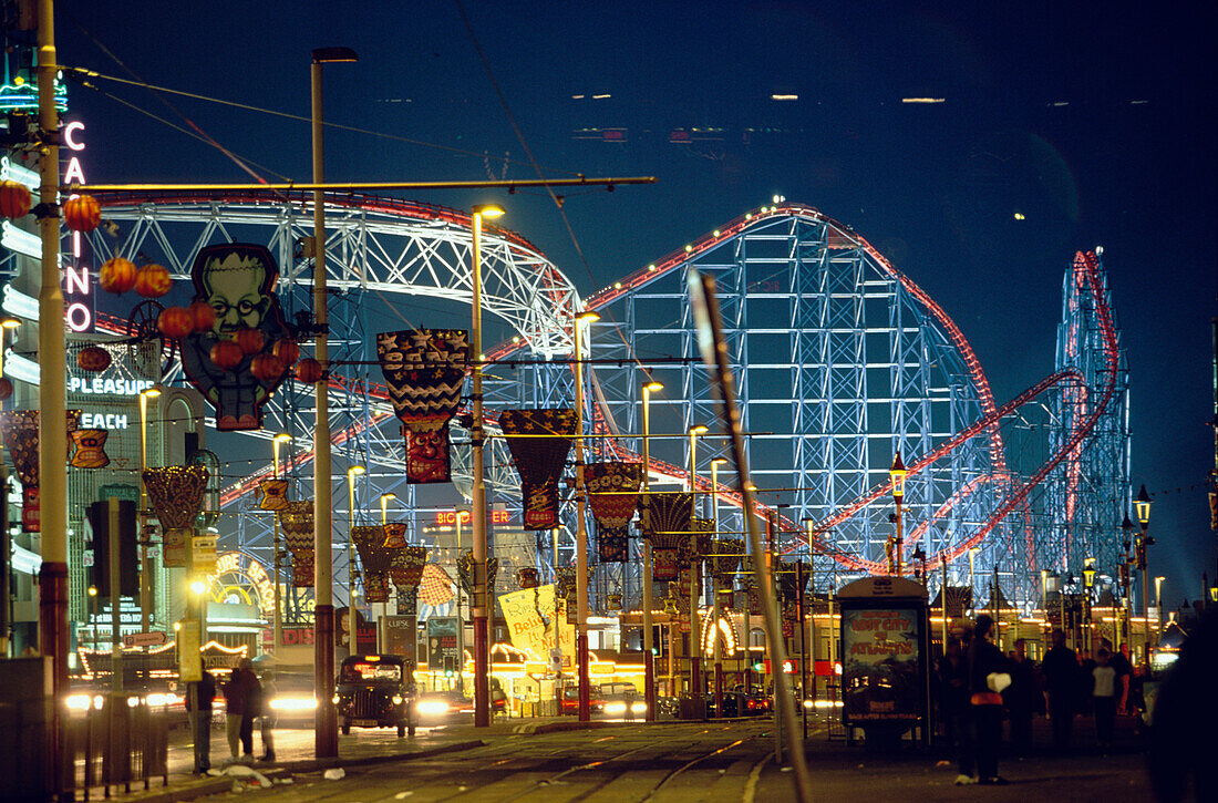 Achterbahn bei Nacht, Blackpool Amusement Park, Lancashire, England