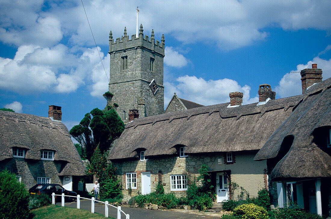 Kirche und Häuser, Cottages, in Godshill, ein geschütztes Dorf, Isle of Wight, England