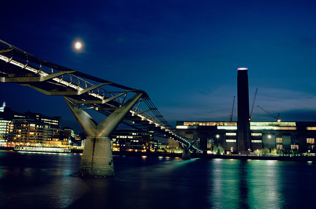 Millenium Bridge, beleuchtet, über die Themse Richtung Tate Modern, London, England
