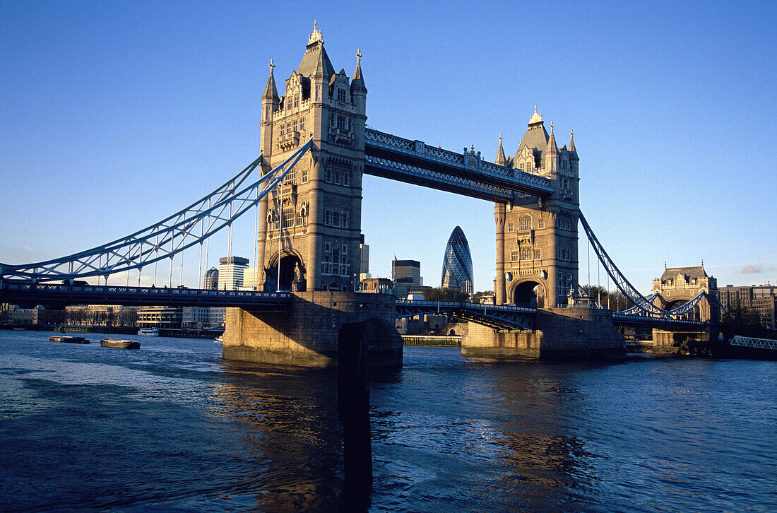 Tower Bridge mit Swiss Re Building im Hintergrund, London, England