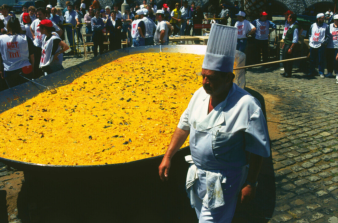 Giant-Fideua (noodel paella),1. May,Passeig de Colom,Barcelona,Catalonia,Spain