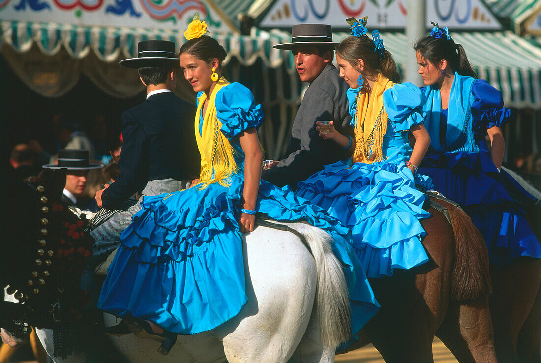 Paare auf Pferden,Feria de Abril,Sevilla,Andalusien,Spanien