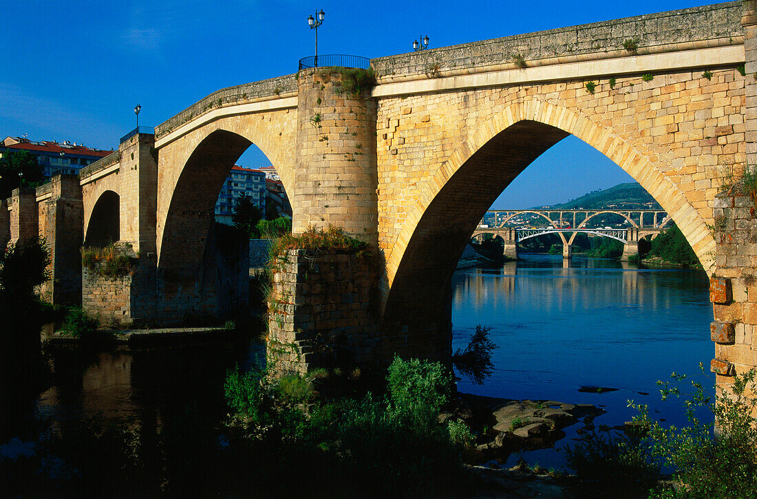 Bridge and river, Ponte Vello, (Puente Romano), Roman bridge, Rio Minho, Orense, Galicia, Spain