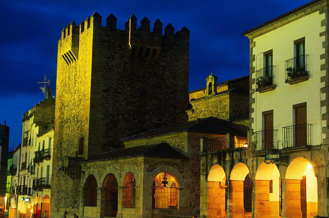 Torre de Bujaco und Ermita de la Paz, an der Plaza Mayor, Caceres, Extremadura, Spanien