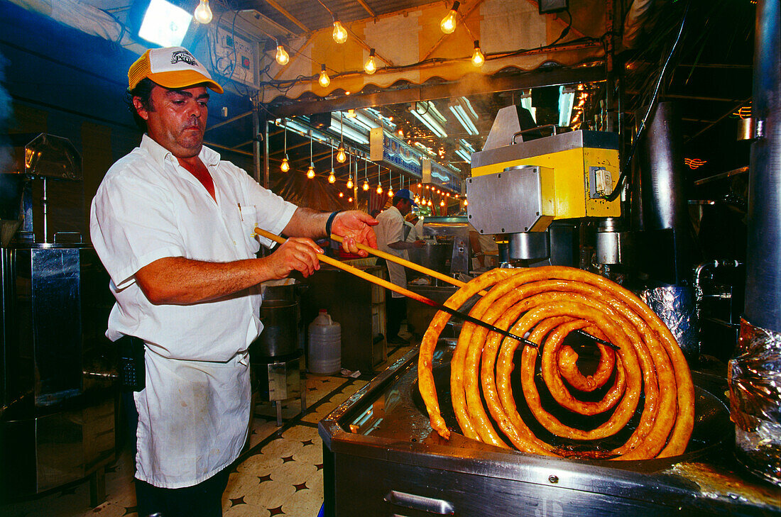 Churro Bäcker auf einem Jahrmarkt am Abend, Feria del Caballo, Jerez de la Frontera, Provinz Cadiz, Andalusien, Spanien, Andalusien, Spanien, Europa