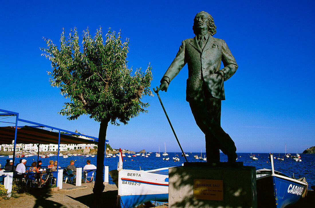 Dali-Denkmal am Strand,Cadaques,Costa Brava,Provinz Girona,Katalonien,Spanien