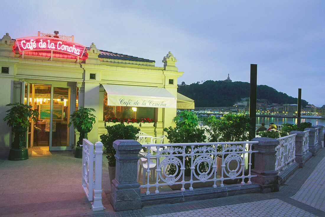 Café, Paseo de la Concha, San Sebastian, Provinz Guipuzcoa, Baskenland, Spanien