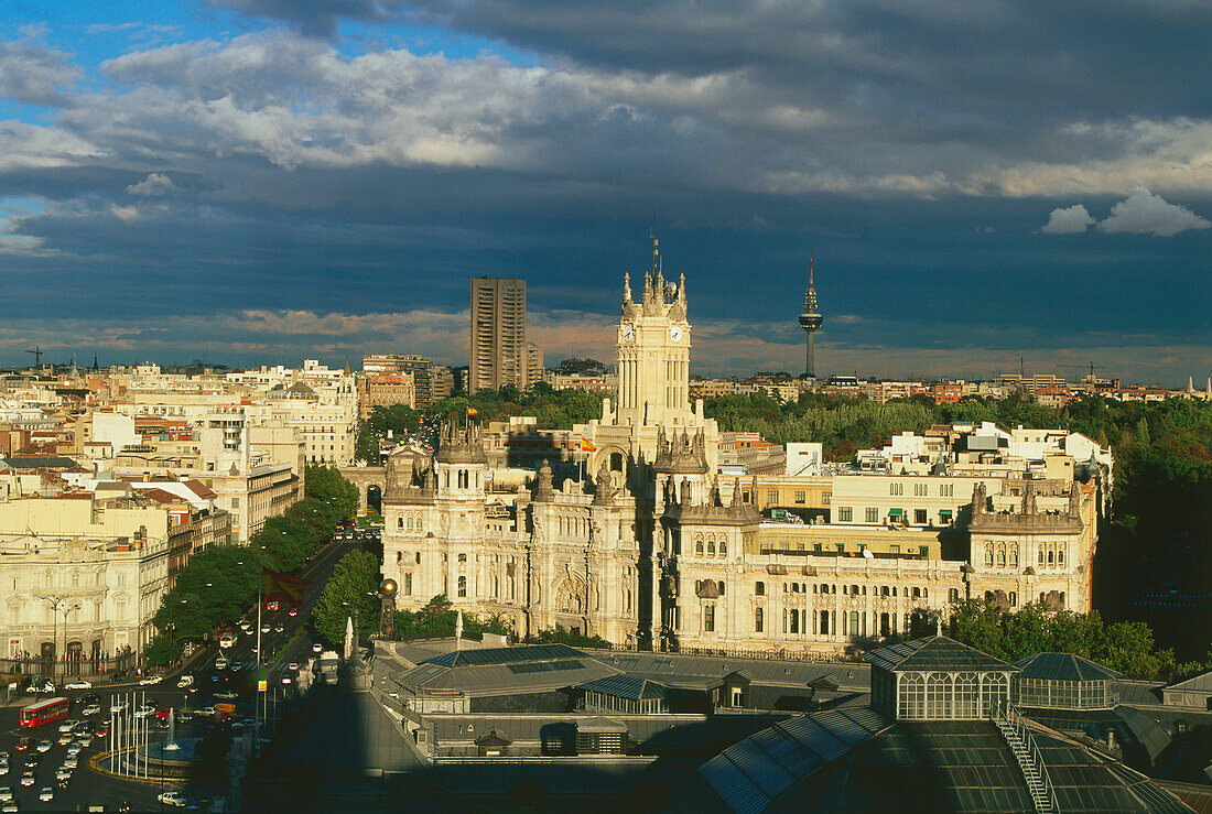 Plaza de Cibeles mit Palacio de Comunicaciones, Rathaus seit 2007, Stadtbild von Madrid, Spanien