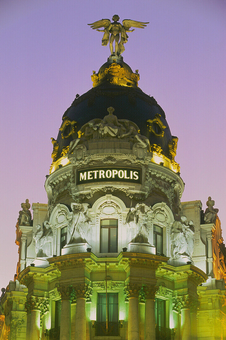 Das Metropolis Haus, Edificio Metropolis im Abendlicht, Madrid, Spanien