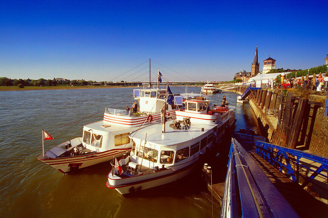 Ausflugsboote am Rhein, Düsseldorf, Nordrhein-Westfalen, Deutschland
