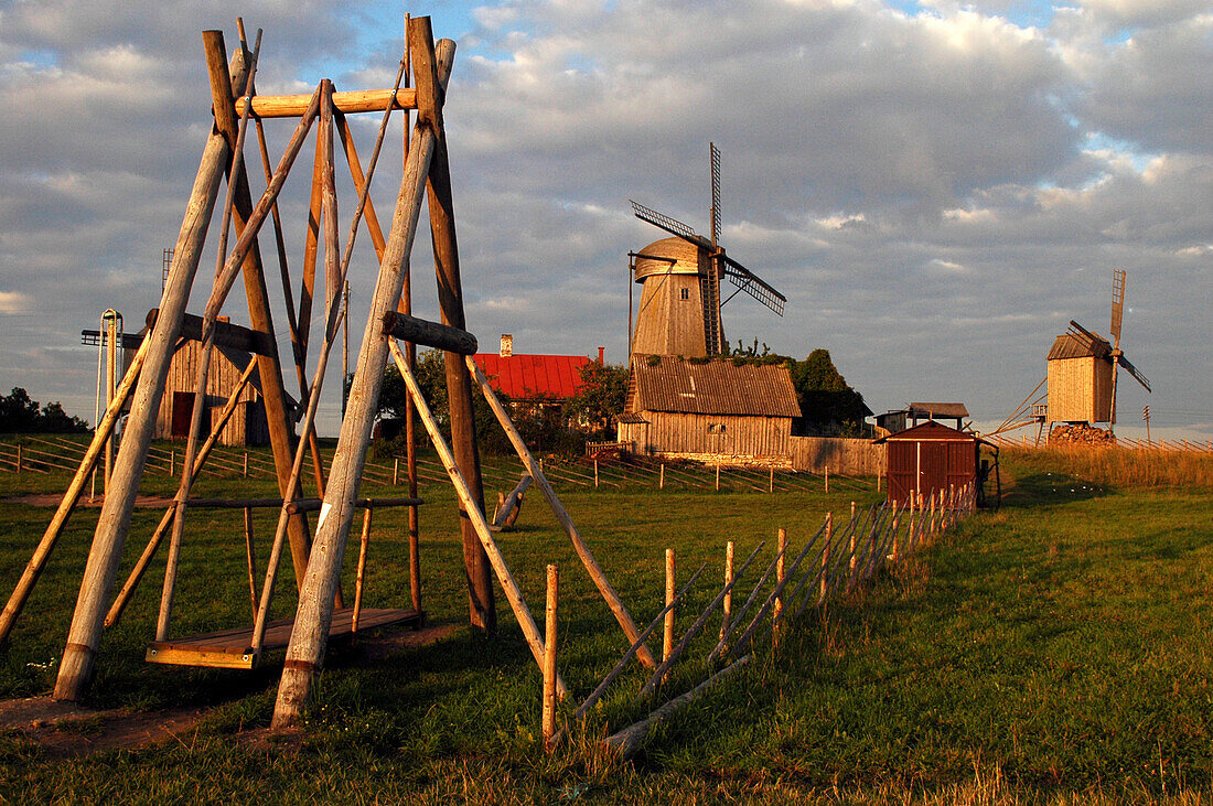 Windmühlen von Angla mit traditioneller Schaukel, Saaremaa, Estland