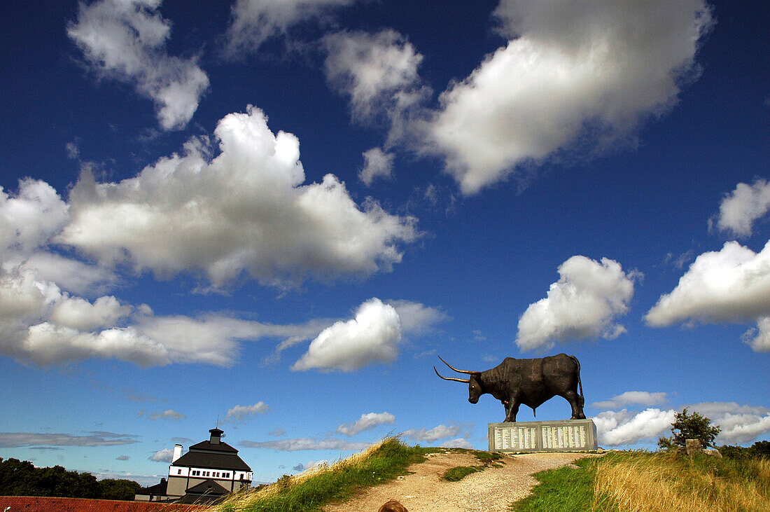 große Skulptur eines Stieres, Brauereiwerbung, Rakvere, Estland