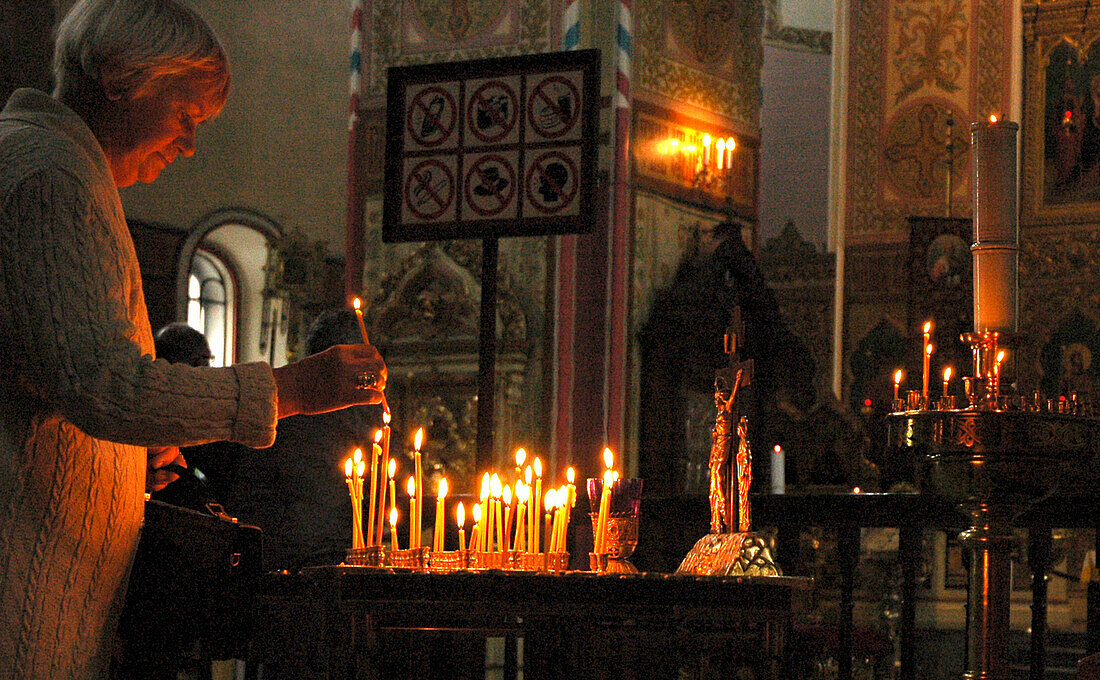 Kerzen in der orthodoxen Alexander-Newski-Kathedrale, Tallinn, Estland