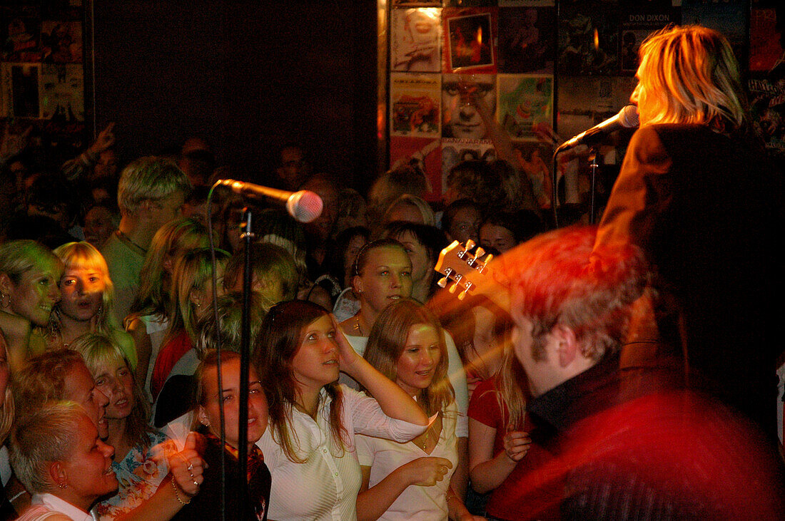die Smilers spielen im Nachtclub Amigo im Viru-Center, Tallinn, Estland