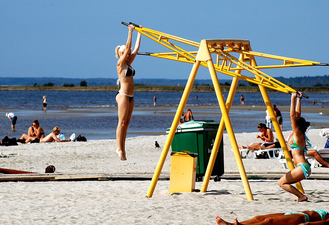 Wippe am Strand in Pärnu, Estland