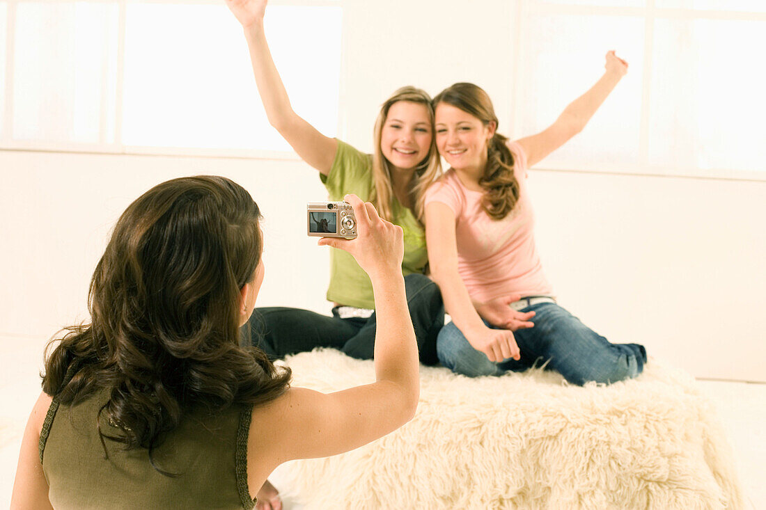 Weiblicher Teenager (14-16) fotografiert zwei Freundinnen
