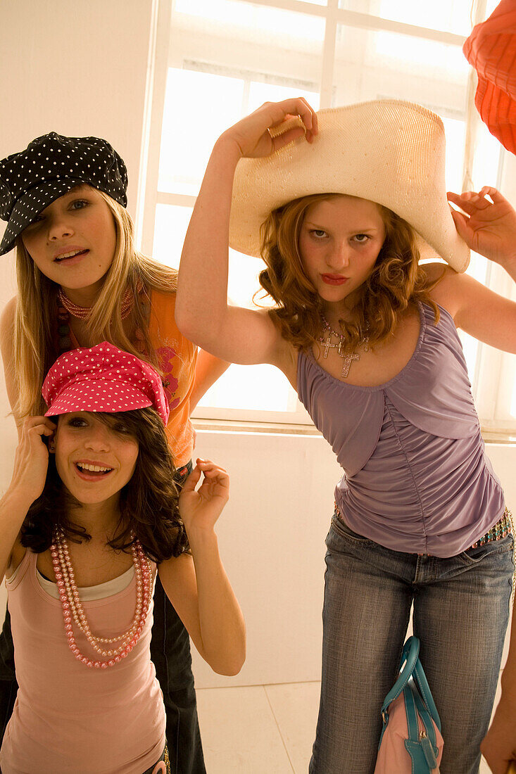 Teenager (14-16) posieren, tragen Hüte