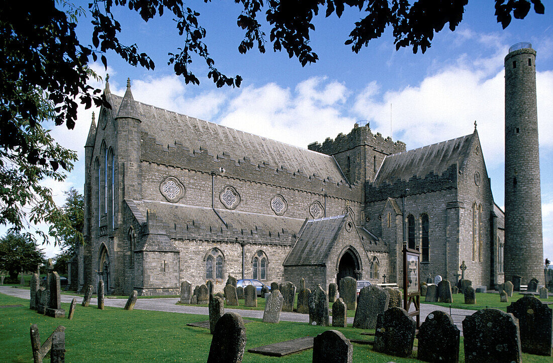 Blick auf St. Canice's Cathedral mit Friedhof im Vordergrund, County Kilkenny, Irland
