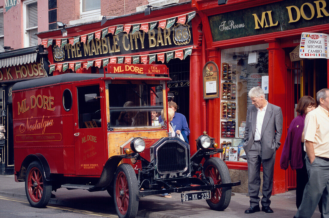 Oldtimer vor Geschäft, Ml Dore, Parliament Street, Kilkenny, County Kilkenny, Irland