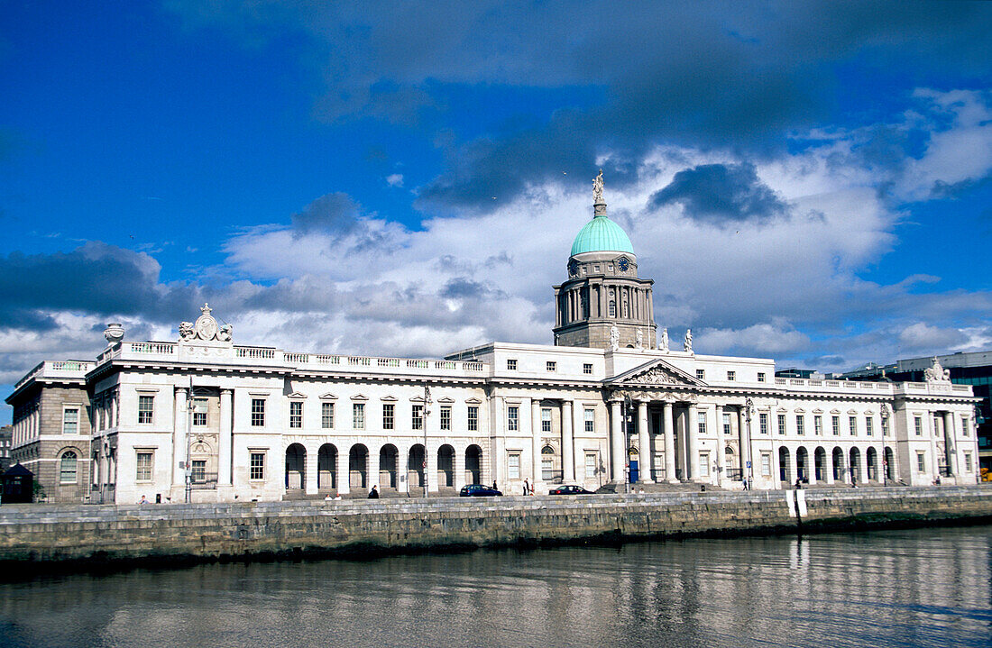 Blick über Fluss Richtung Custom House, Dublin, Irland