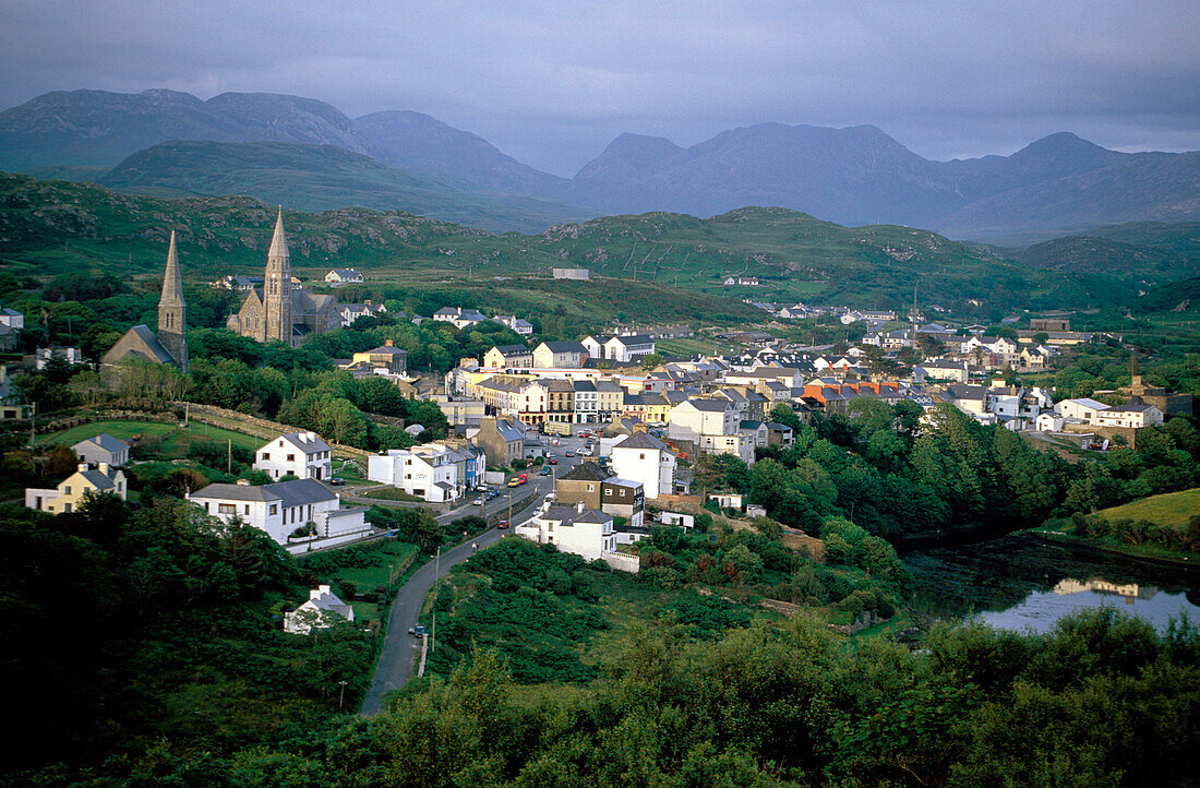 Luftaufnahme von Clifden, Twelve Bens, Connemara, County Galway, Irland