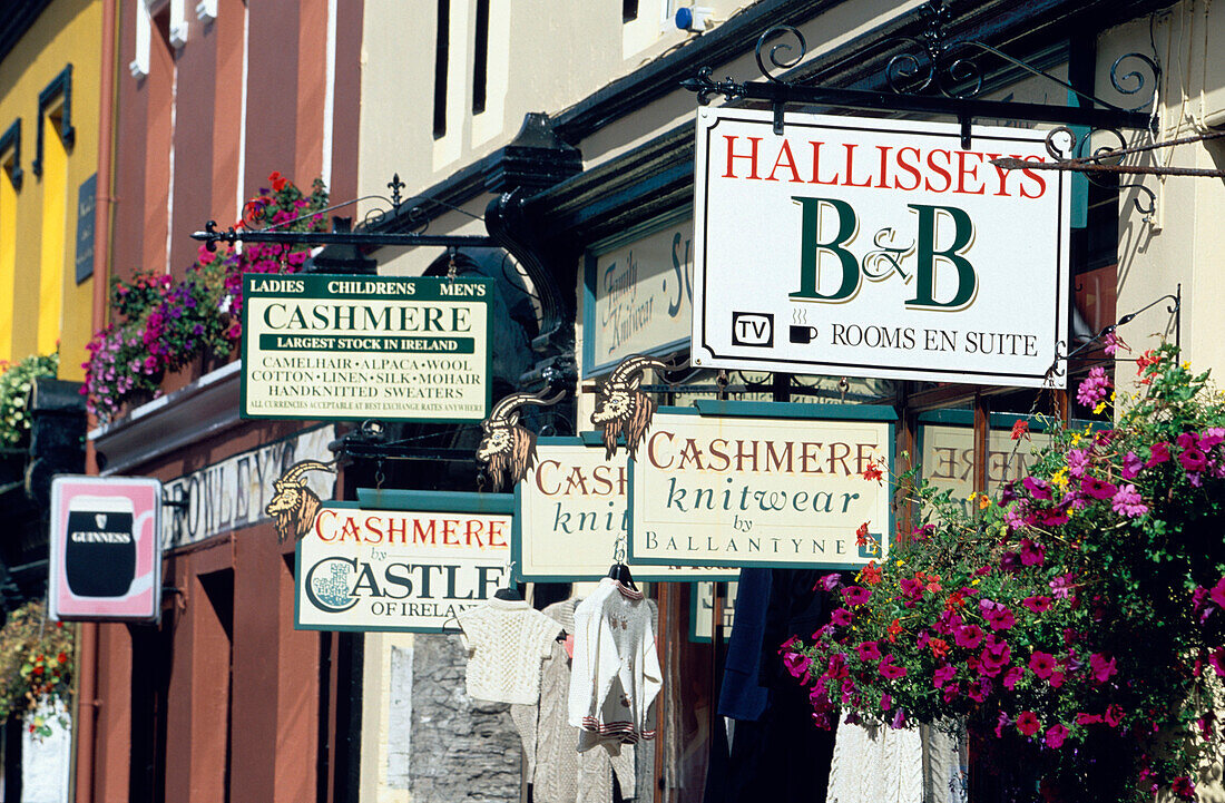 Schilde mit Kashmiraufschrift in Kenmare, Ring of Kerry, County Kerry, Irland