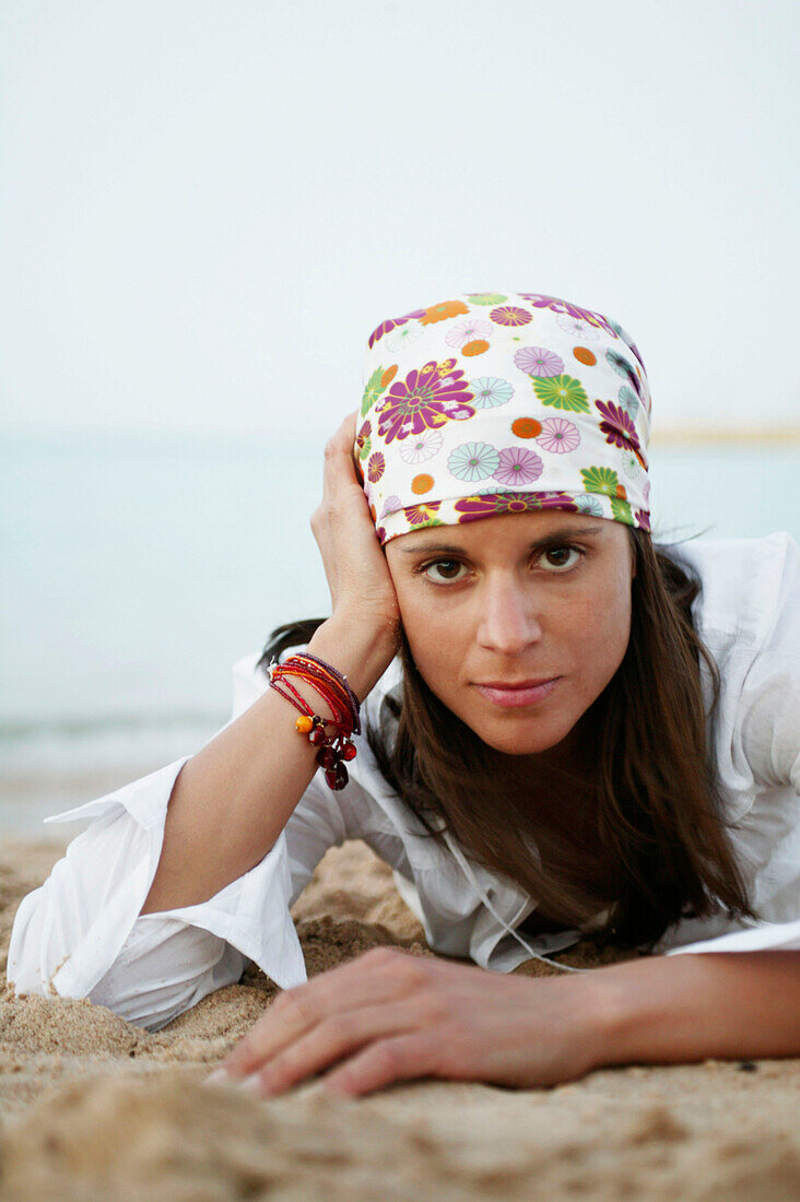 Junge Frau am Strand, Portrait