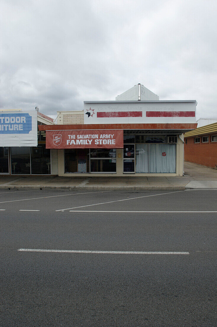 Leere Strasse und ein Gebäude der Heilsarmee, Kuranda, Queensland, Australien